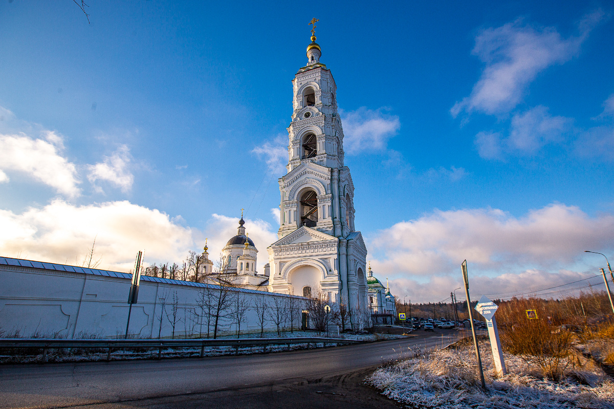 Николо-Берлюковский монастырь. Собор Христа Спасителя и колокольня. Авдотьино, Богородский городской округ, Московская область. Фото автора статьи  