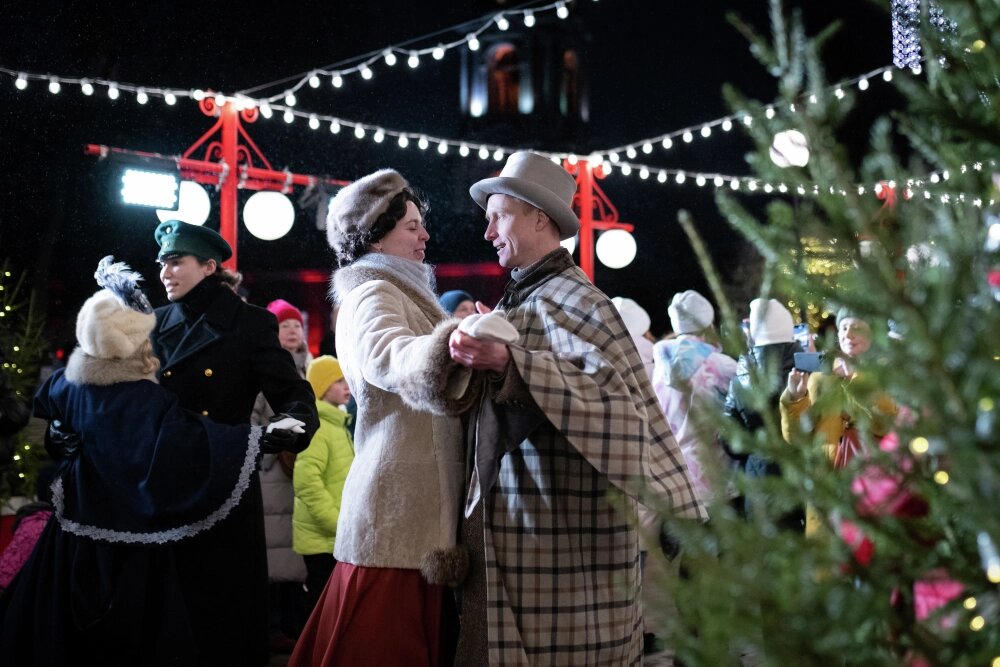    Парковый бал-спектакль «Театр в шкатулке» в рамках фестиваля «Усадьбы Москвы» в Саду культуры и отдыха имени Н. Э. Баумана в Москве. Фото: РИА Новости/ Кирилл Зыков