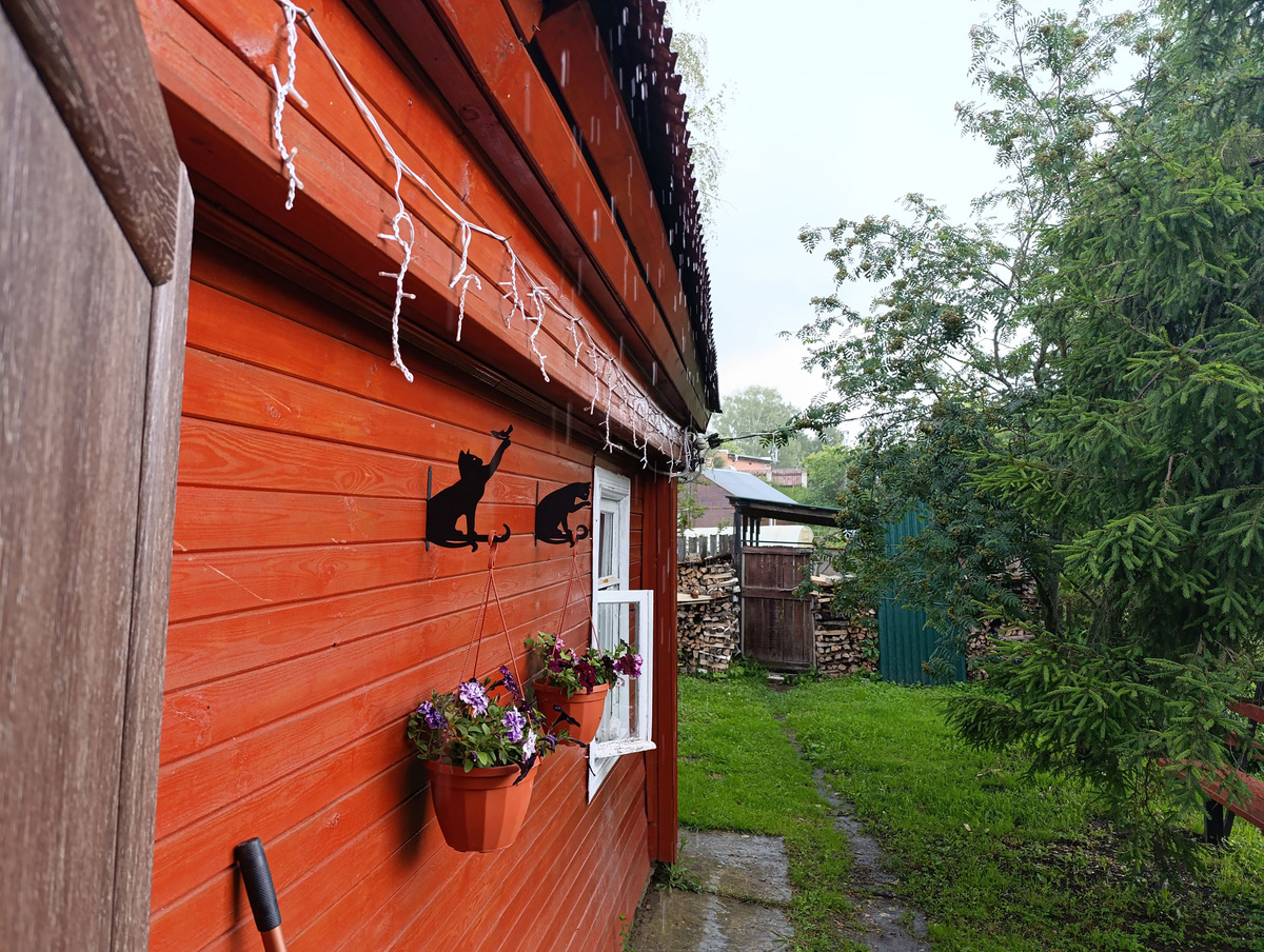 Кашпо на стене дома