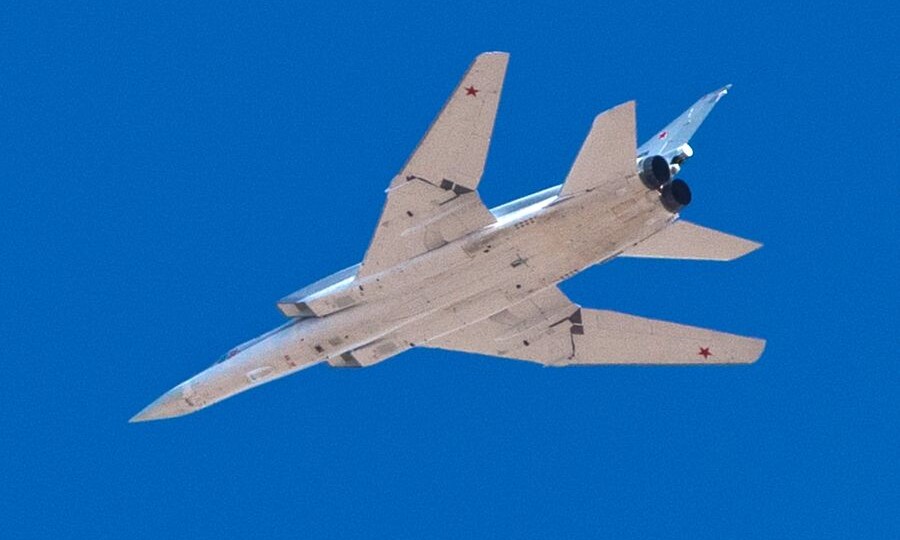 Бомбардировщики Ту-22М3 совершили плановый полет над Балтийским морем