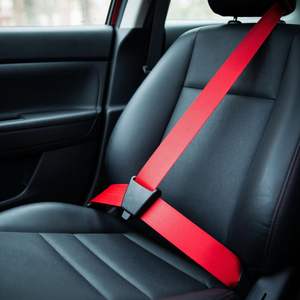 Первые ремни безопасности появились в автомобилях в 1950‑х годах