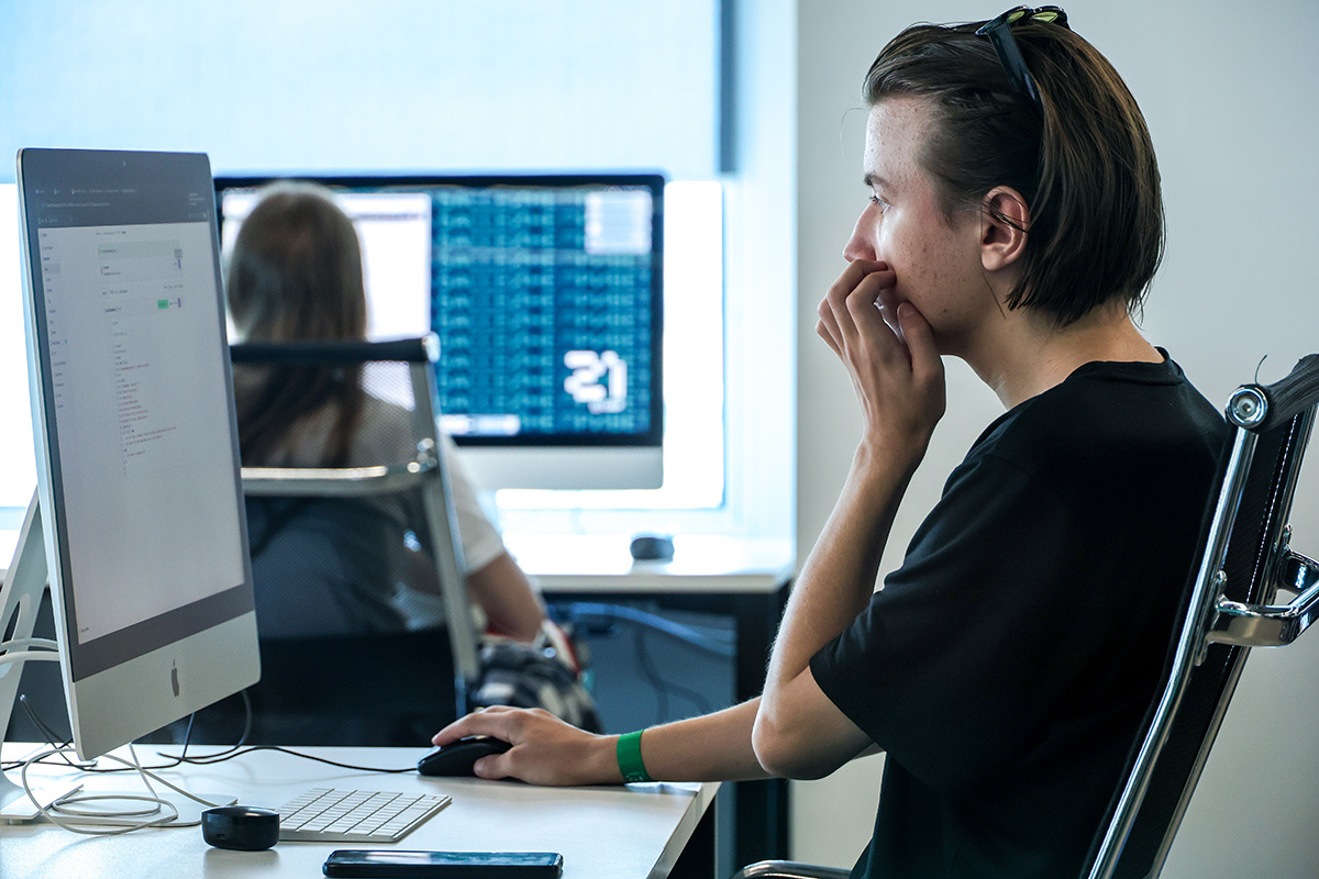 Кирилл Кухмарь / ТАСС📷Живое общение и взаимодействие в коллективе помогают преодолеть одиночество и оторванность от реальности