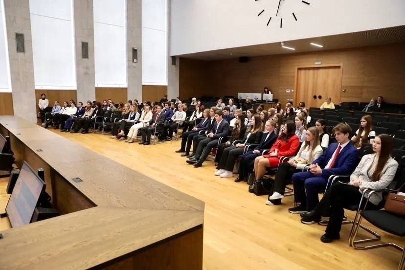    Школьники из Нижегородской области посетили Генконсульство КНР