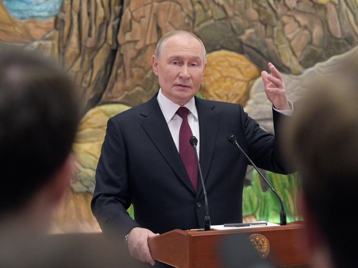    Президент РФ Владимир Путин во время подхода к представителям российских СМИ© РИА Новости / Алексей Никольский