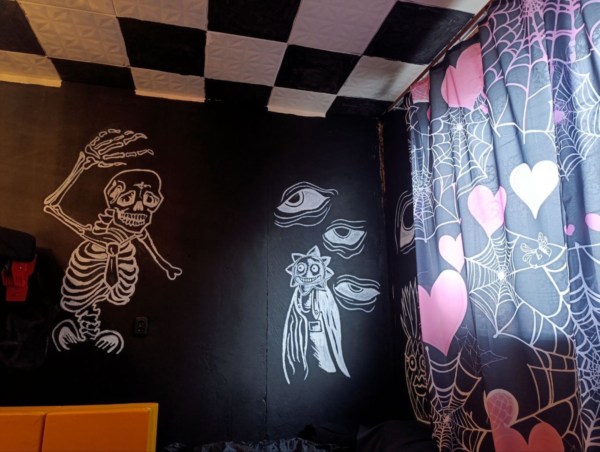 Комикс Маринетт Мортем в интерьере