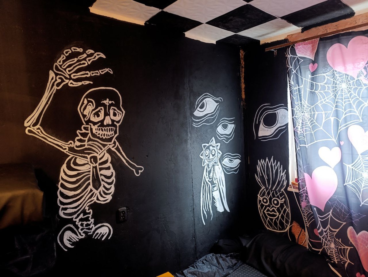 Комикс Маринетт Мортем в интерьере