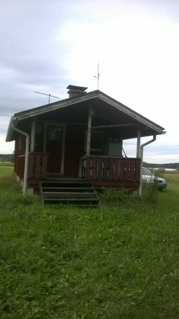 А эта забавная избушка - гостевой домик. Там одна комната, большая полноценная сауна, туалет в прихожей, который даже без шторки и кухонька на терассе. Габариты домика можно прикинуть по машине, которая стоит рядом. Но в целом, для отдыха, очень уютно было