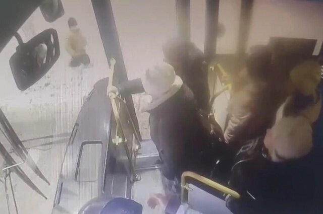    Встреча Артёма в автобусе. Фото: кадр видео/ НТА - Национальная транспортная ассоциация