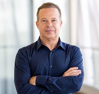 Доктор Джо Диспенза — профессор нейрохимии и нейробиологии, руководитель клиники интегрированной медицины, автор уникальной программы трансформации жизни. Стал одним из первых, кто начал исследовать влияние сознания на реальность с научной точки зрения.