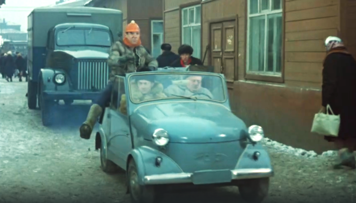 Нас ждут великие дела... Кадр из комедии Леонида Гайдая «Операция „Ы“ и другие приключения Шурика».