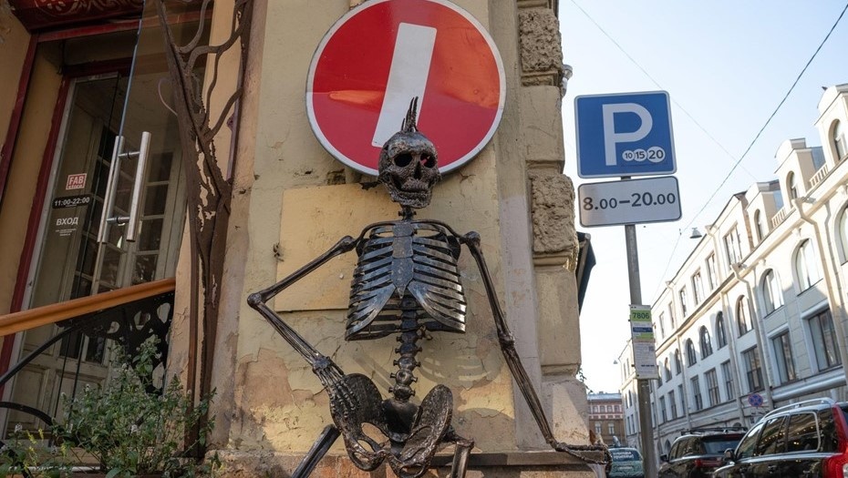    Фасад дома у входа в петербургский бар украшен металлической скульптурой человеческого скелета. Автор фото: Тихонов Михаил