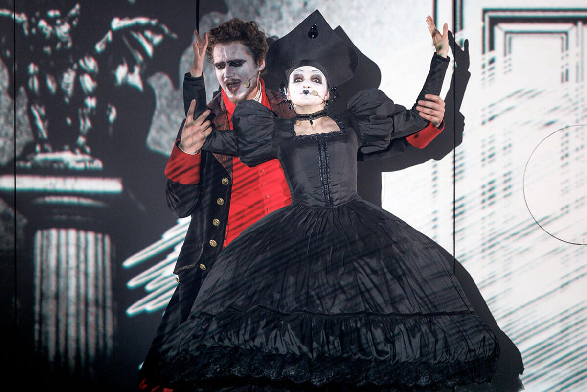    Евгений Сыркин (Хлестаков), София Григорьева-Александрова (Мария Антонова) Полина Капица