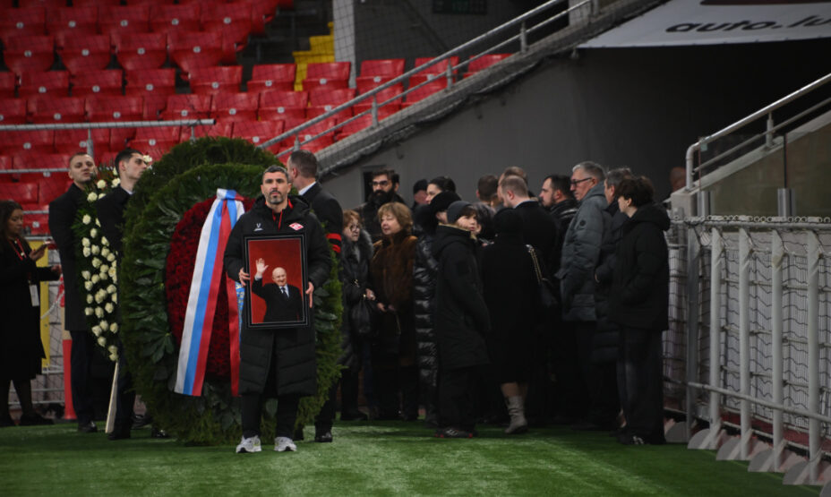    Никита Баженов шел с портретом Никиты Симоняна. Фото: Иван Макеев, КП