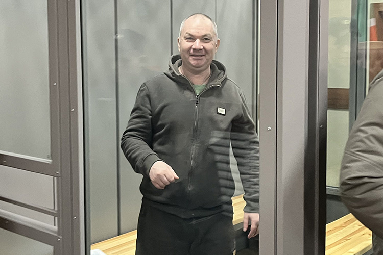    Самого Романа Сычева доставили в Советский райсуд Казани сегодня без каких-либо проволочек и задержек. Обвиняемый выглядел очень бодрым и в приподнятом настроении.   
Фото: Максим Кирилов