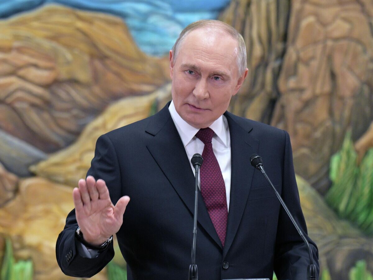    Президент РФ Владимир Путин во время подхода к представителям российских СМИ© РИА Новости / Алексей Никольский