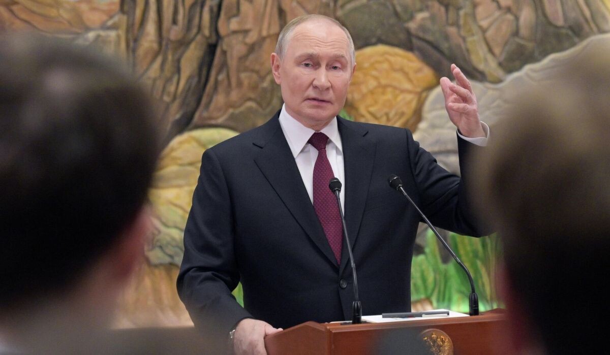     Президент РФ Владимир Путин во время подхода к представителям российских СМИ. Источник: © РИА Новости Автор фото: Алексей Никольский