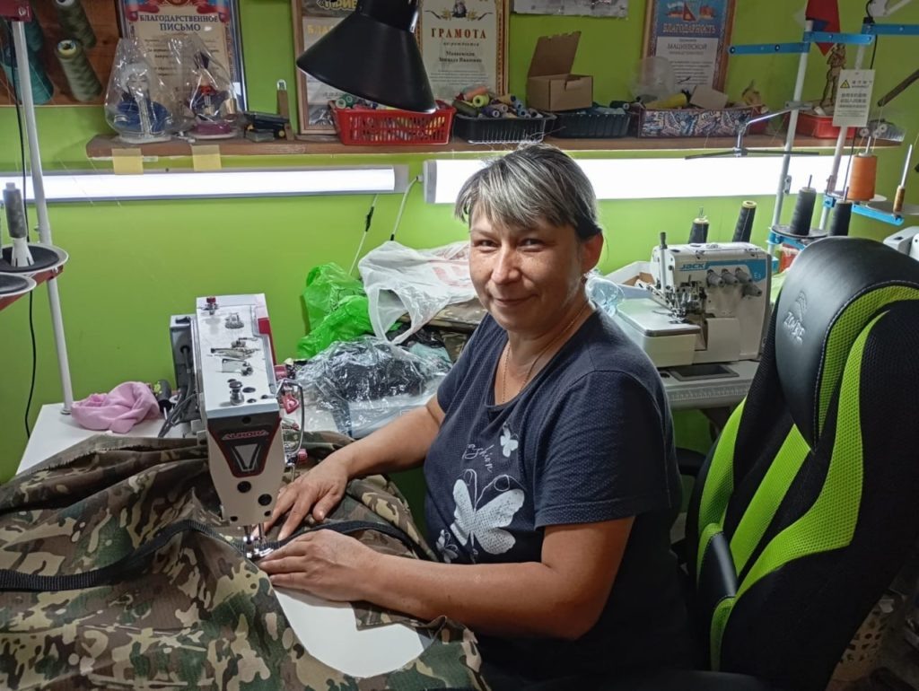    30 ноября – День матери, один из самых душевных праздников. Наши мамы дарят свою любовь и заботу детям, а в дни проведения СВО они стали надёжным тылом для ребят на передовой, окружили их материнским теплом. Мамы отдают частичку души, когда плетут сети, собирают посылки, пекут пироги, шьют, делают ещё много важных вещей наряду с воспитанием детей и повседневными делами. Зинаида Мациевская – любящая мама, человек с огромным сердцем – в 2024 году награждена муниципальной медалью «Сердце матери». Фото из семейного архива.