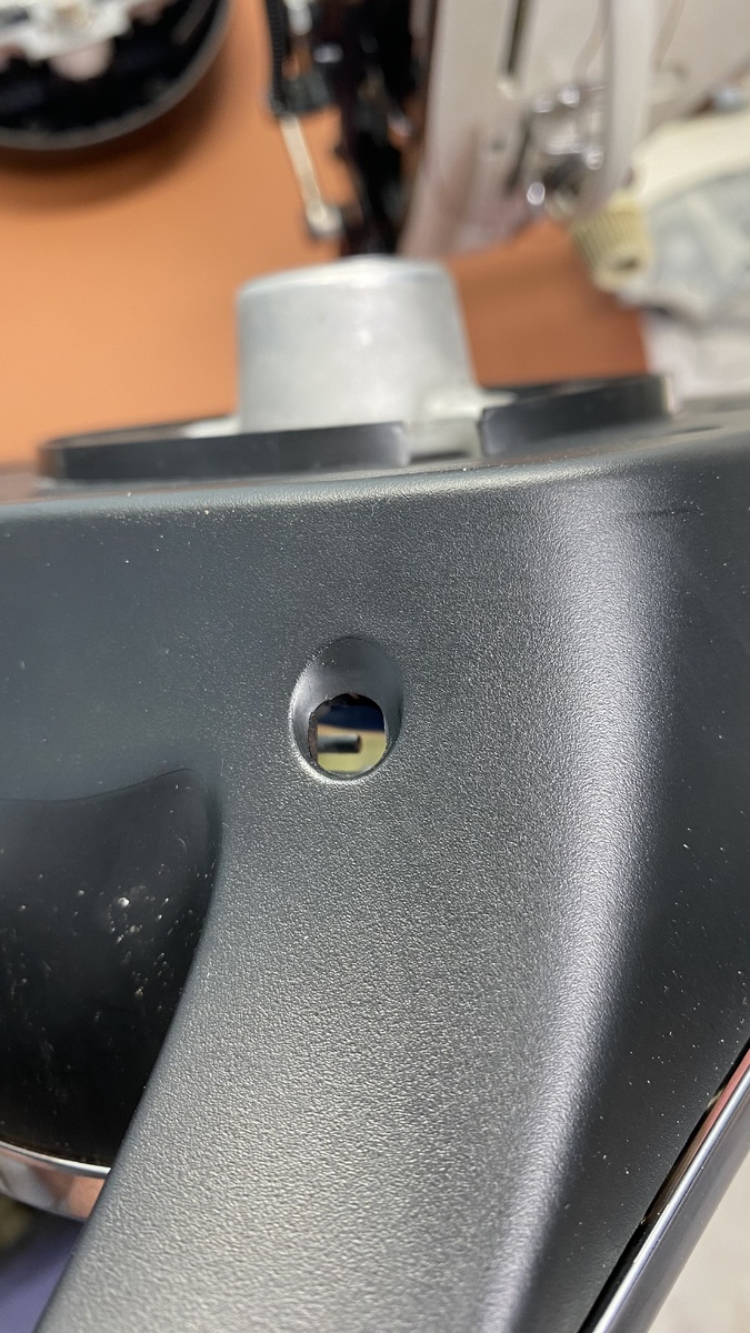 Вот и выглядывает наша красотка пружинка