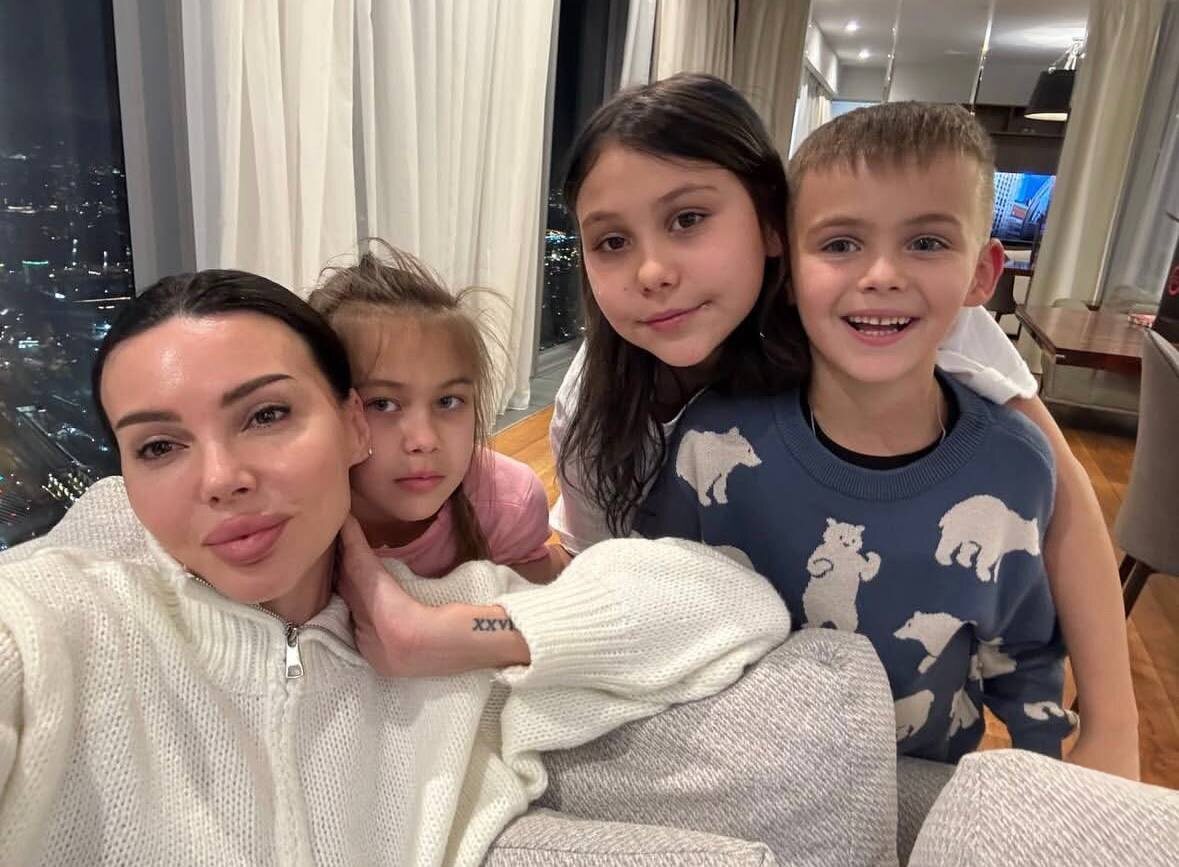 Оксана Самойлова с дочками и младшим сыном. Фото: соцсети