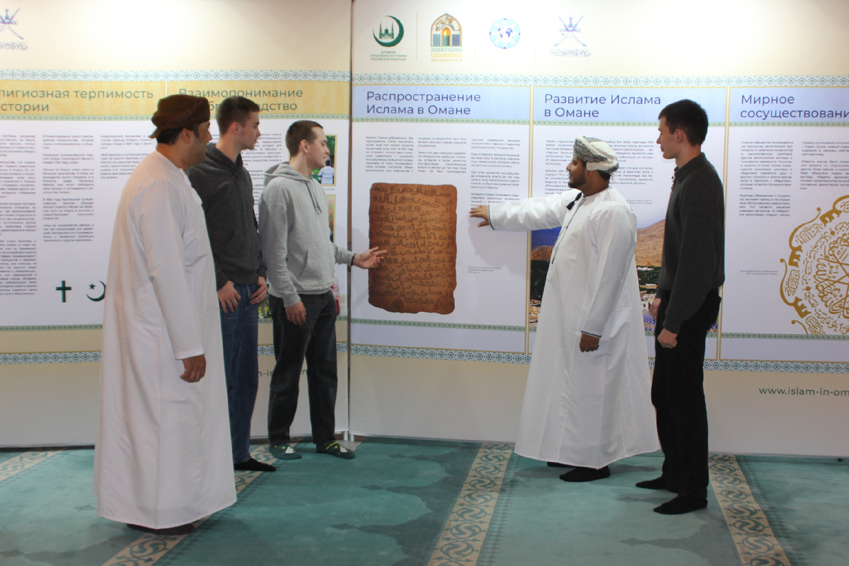 Арабский язык - ключ к пониманию и доверию на Ближнем Востоке. Молодые арабисты из московских вузов с легкостью понимают диалог с членами оманской делегации в Москве.