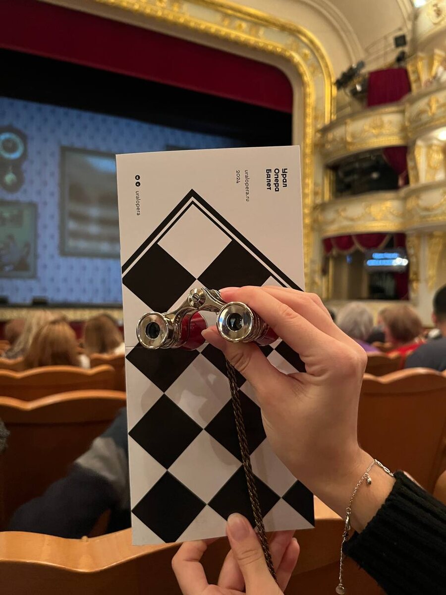 Программка к опере «Алиса в Зазеркалье»