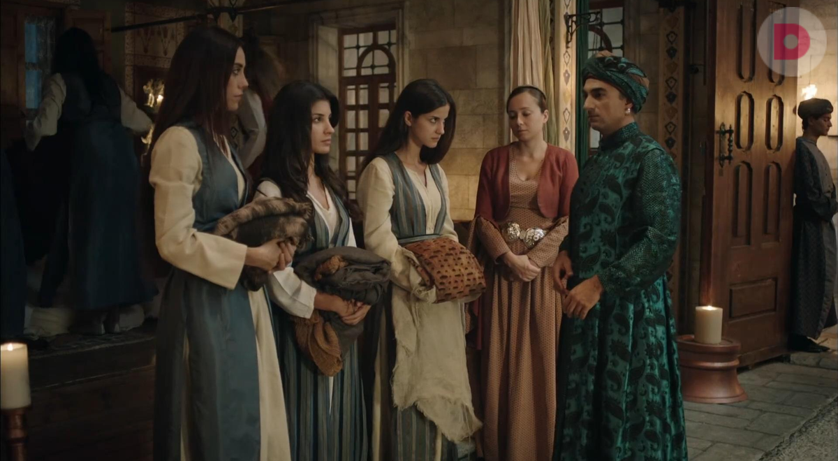 В гарем Клара (Нурбахар) попала вместе с Фирузе и Настей. Кадр из сериала «Великолепный век»