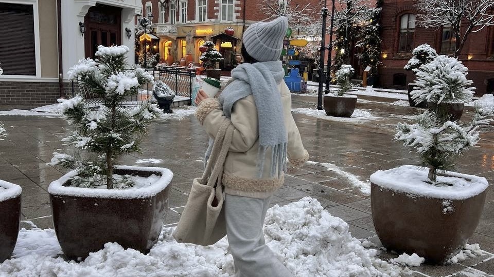 Первый снег в Зеленоградске. Первые новогодние декорации.