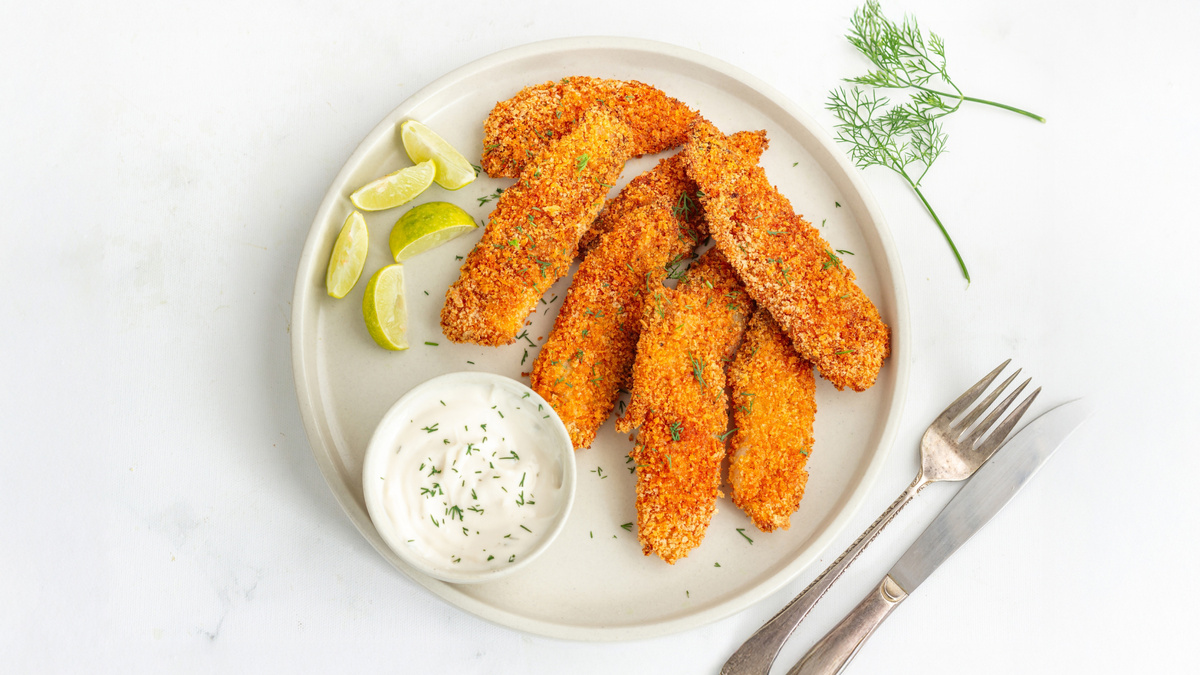 Наггетсы из филе в аэрогриле получаются хрустящими и сочными.