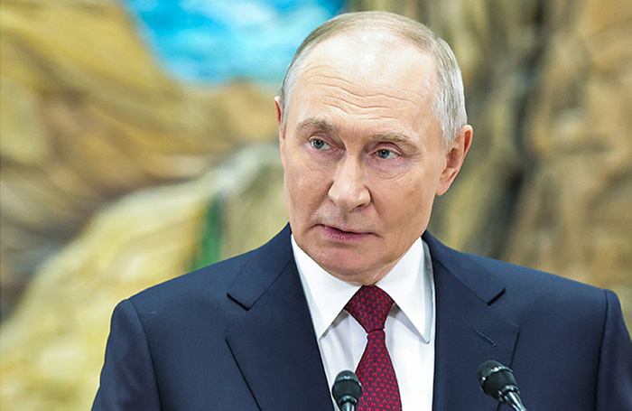    Владимир Путин во время пресс-конференции на саммите ОДКБ в Бишкеке.Роман Наумов/URA.RU/ТАСС