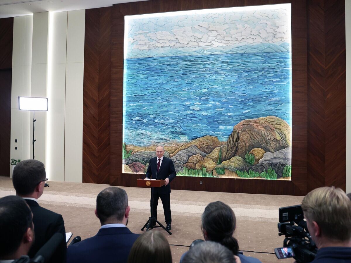    Президент РФ Владимир Путин во время подхода к представителям российских СМИ© РИА Новости / POOL