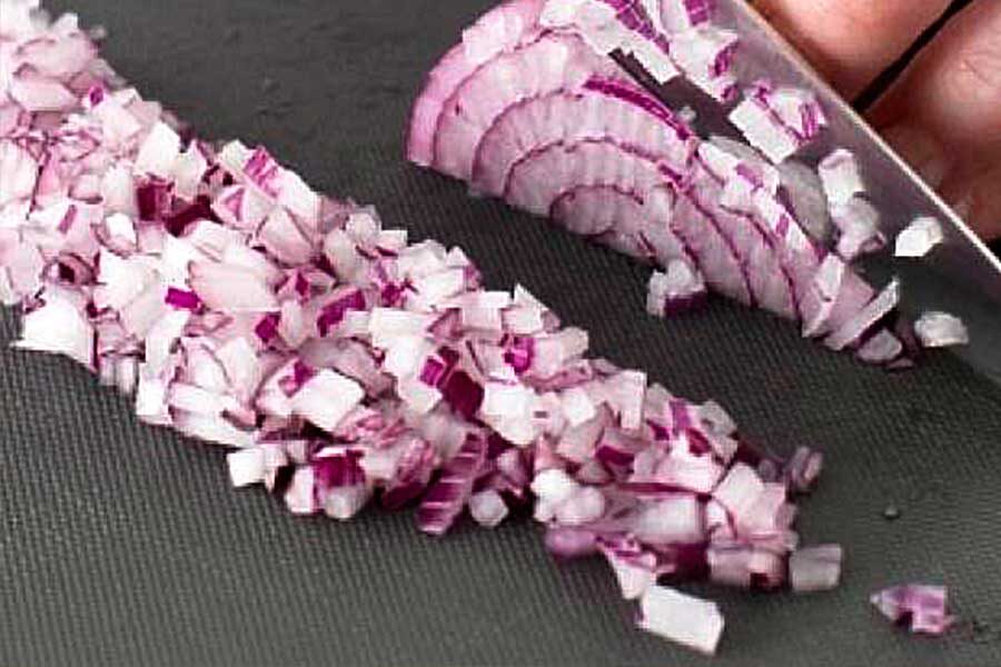 Нарежьте лук и обжарьте с вином и сахаром до карамелизации.