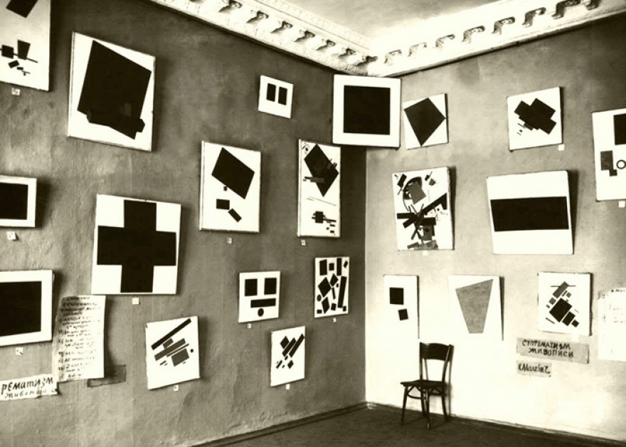 Фотография с выставки "0,10", где "Черный квадрат" висит в "красном углу".