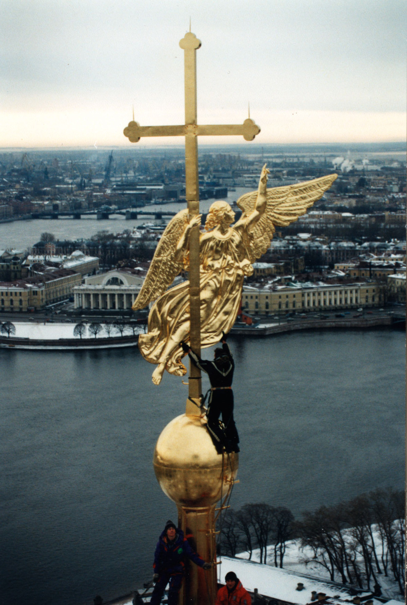 Альпинисты на шпиле Петропавловского собора в Санкт-Петербурге. 1996