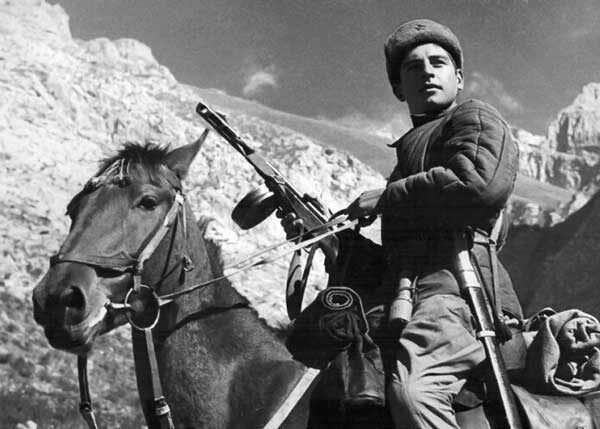 Советский солдат в горах Кавказа