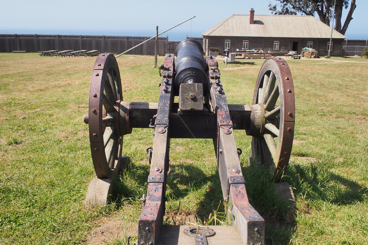 Пушка начала 19 века. Направлена в сторону Тихого Океана