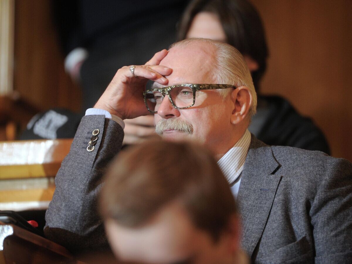    Кинорежиссер Никита Михалков в зале "Политехнического музея" на встрече кандидата в президенты РФ Владимира Путина со своими доверенными лицами.© РИА Новости / Алексей Дружинин