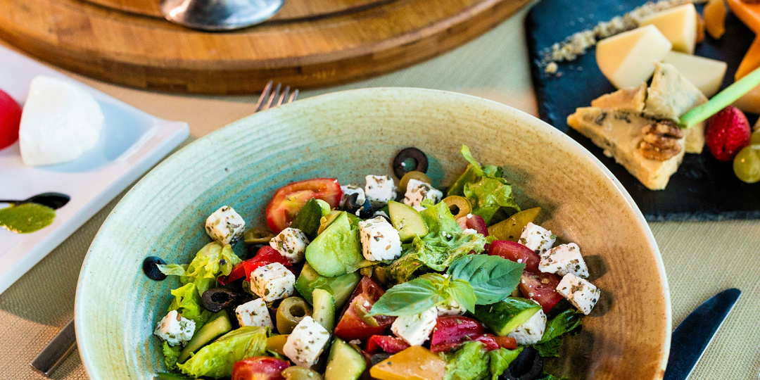 9 лучших заправок, чтобы сделать греческий салат ещё вкуснее