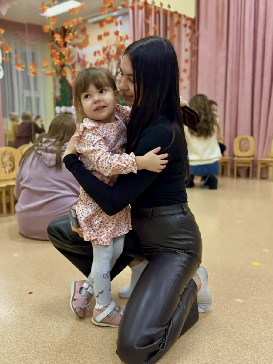 Фото от воспитателя ) Маша пришла с кошельком, хотела видно взять нам по коктейлю 😂