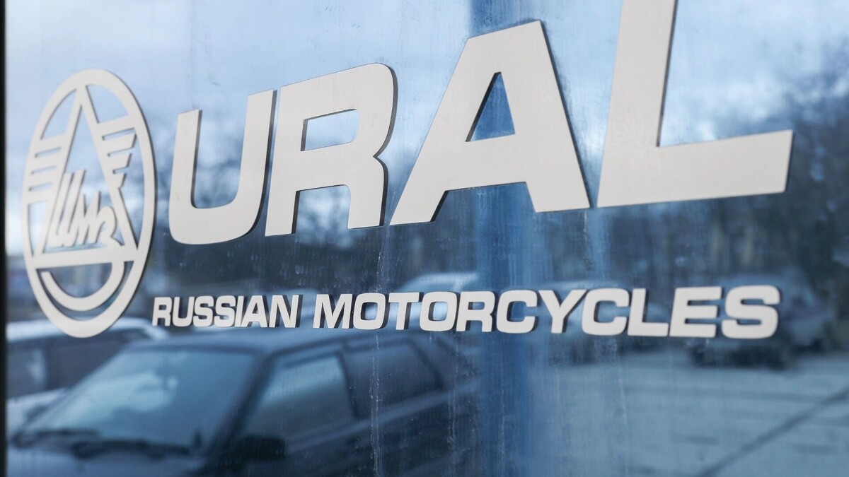 Табличка на главном здании Ирбитского мотоциклетного завода. Фото: Донат Сорокин. ТАСС