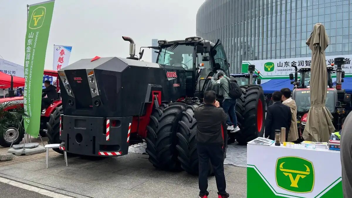 Фото: telegram-канал Владимира Шестака
Новый китайский колёсный трактор CRUSL PTS5004-A на выставке сельхозтехники CIAME 2025 в Ухани