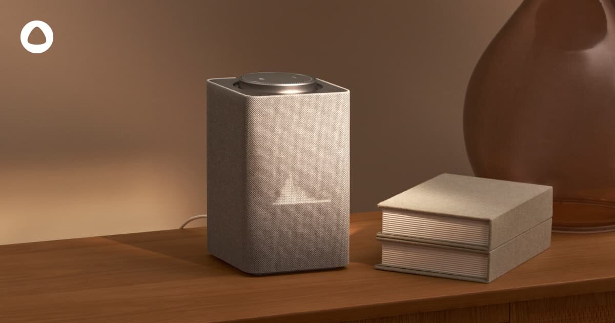 Базовый набор умного дома в квартире: колонка с ассистентом, сценарное освещение и несколько датчиков