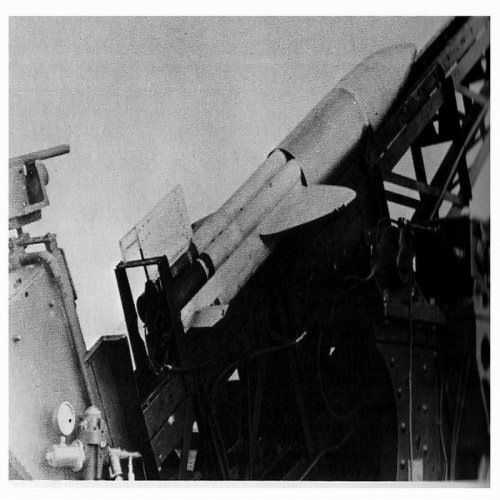 Ракета "Брейкемина" на пусковой установке; хотя боевым оружием она так и не стала, ее роль в развитии зенитных ракет трудно переоценить.