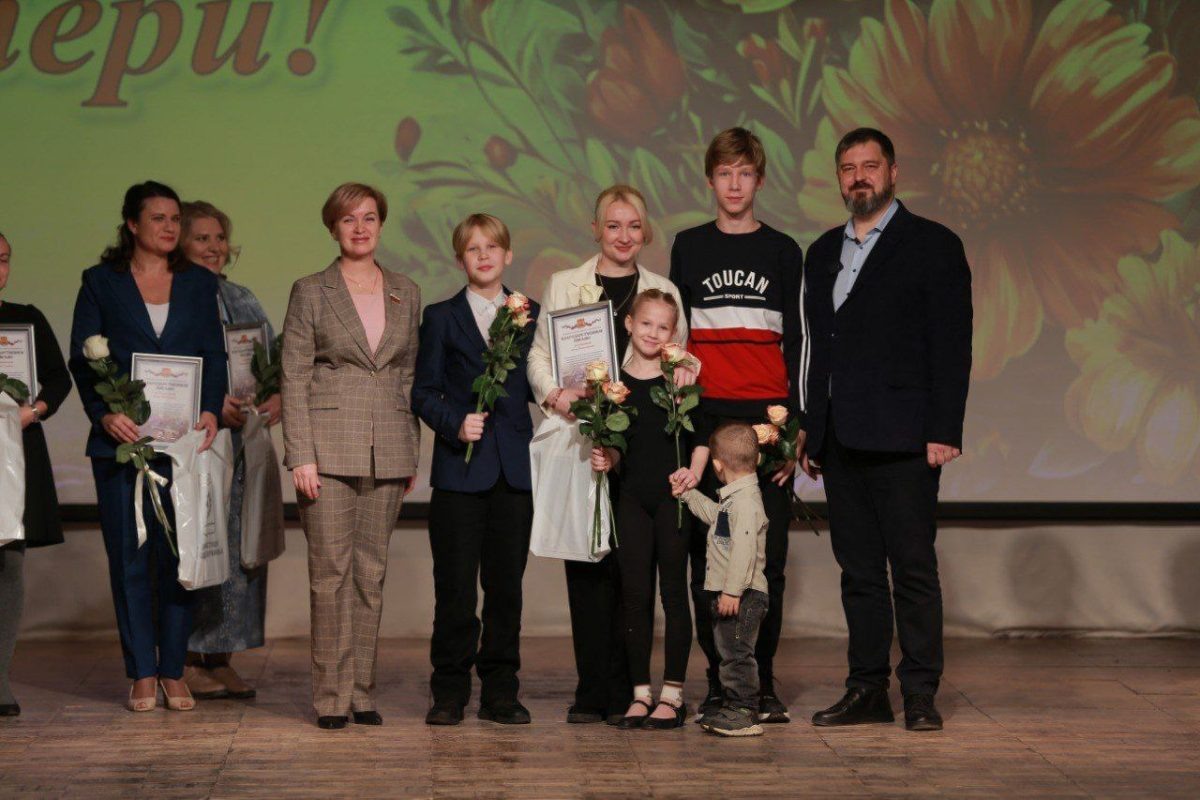    24 жительницы Дзержинска были награждены Благодарственными письмами администрации города