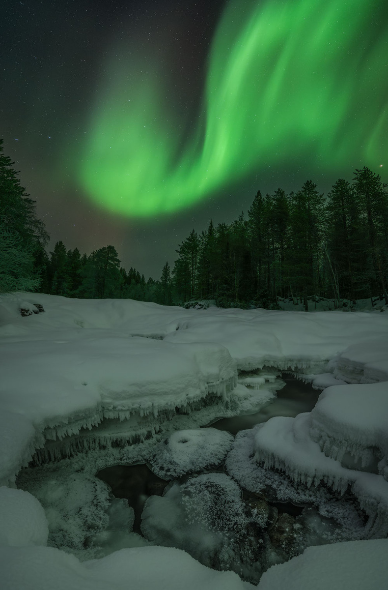 Закорючка над замерзшим ручьем.