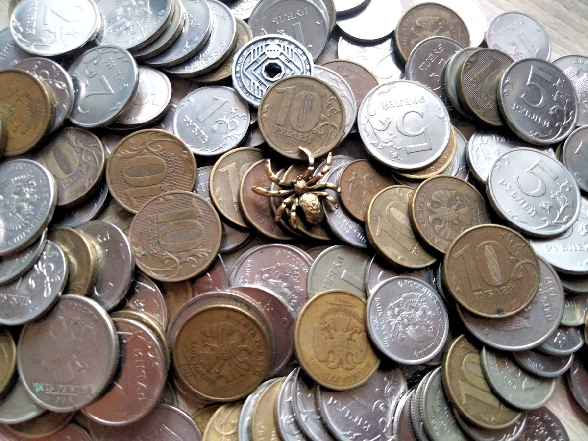 Мой денежный паук Кирюха на страже копилки, пришлось её временно высыпать на стол.