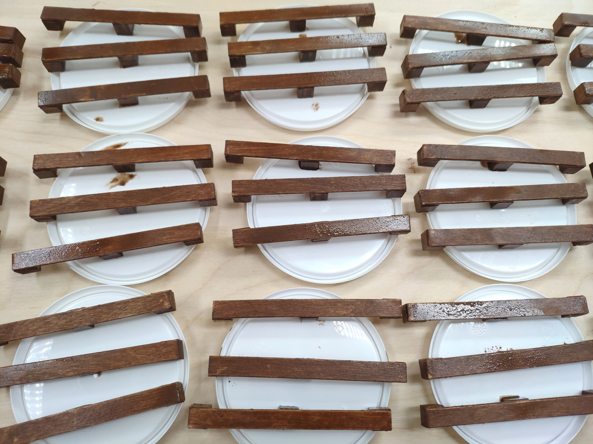 Крашу кисточкой льняным маслом