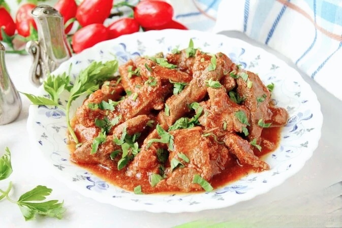 Печень, тушённая в томате с луком, по-домашнему