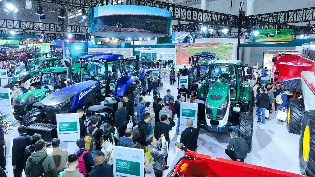 Фото: mechaman.nl
Демонстрационный показ тракторов Lovol на выставке CIAME 2025 в Ухани