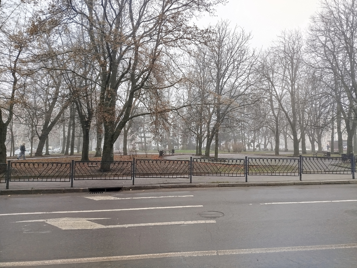 Сквер "Россия" (бывший Первомайский сквер). Вид с проспекта Гурова.