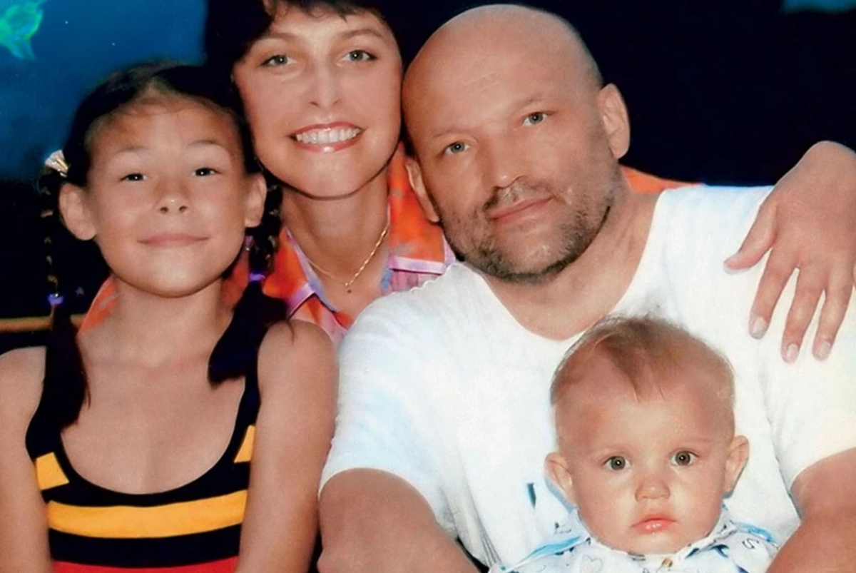 Мама Глафиры Тархановой с новым мужем Михаилом, сестрой Иларией и сводным братом Мироном